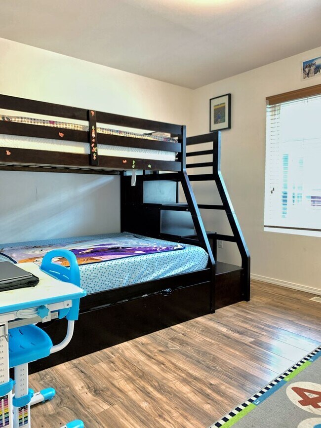 Building Photo - Remodeled Maple Woods Beauty