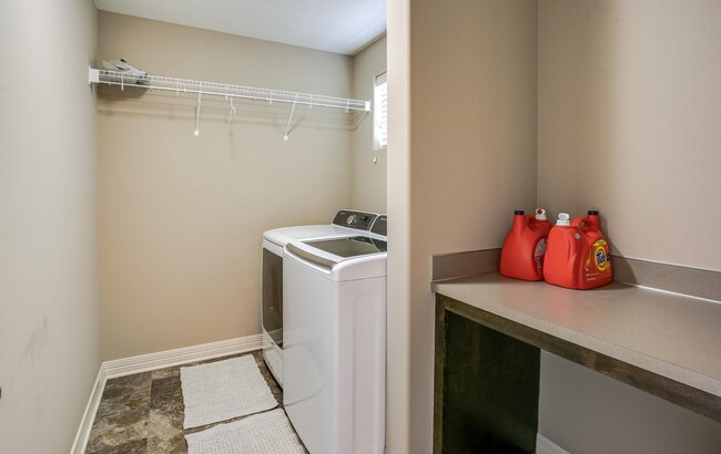 Building Photo - Stylish Living & Modern Comfort in Mission...