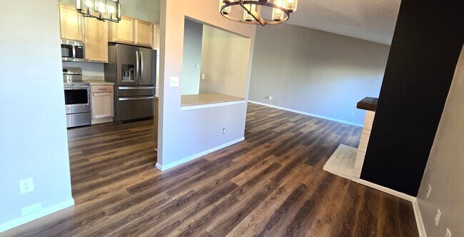 Building Photo - 1005 Santee Dr