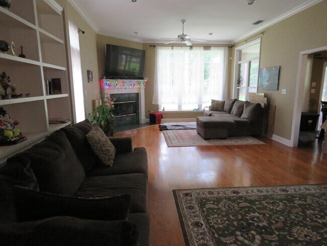 Building Photo - 8113 Glenmore Dr