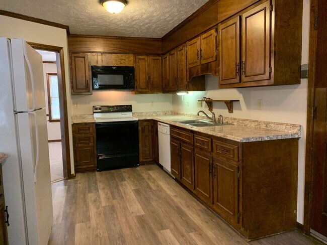 Building Photo - For Rent - Quiet neighborhood but close to everything!!