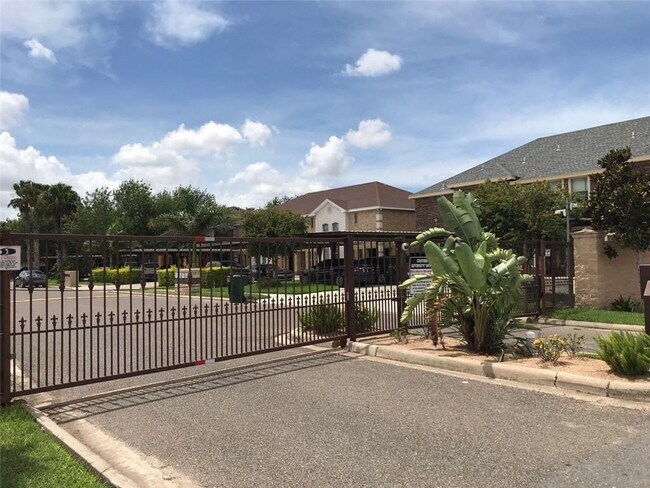 Building Photo - 1402 W Fig Ave