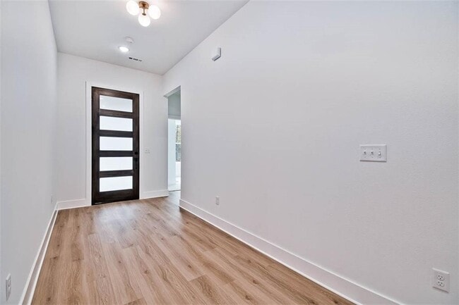 Building Photo - 1 Hemel Ln