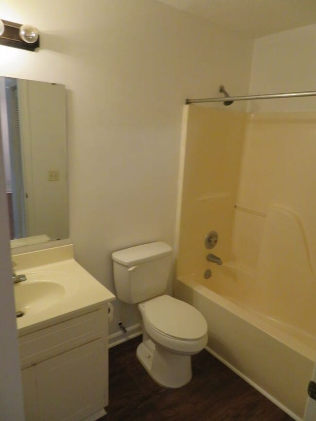 Building Photo - Lakemont