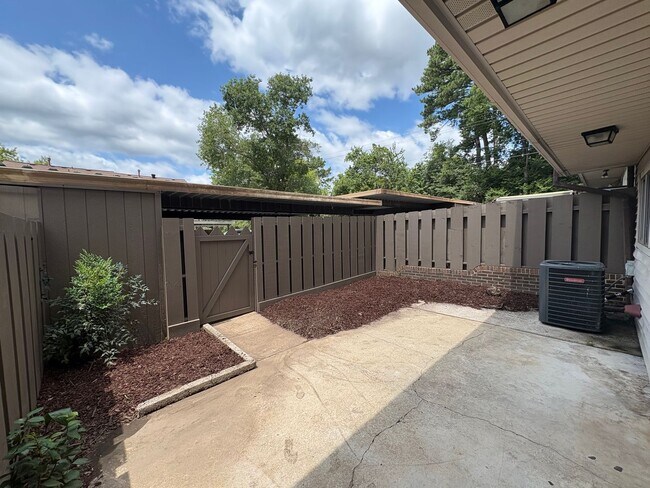 Building Photo - Four Bedroom Townhome Available Now