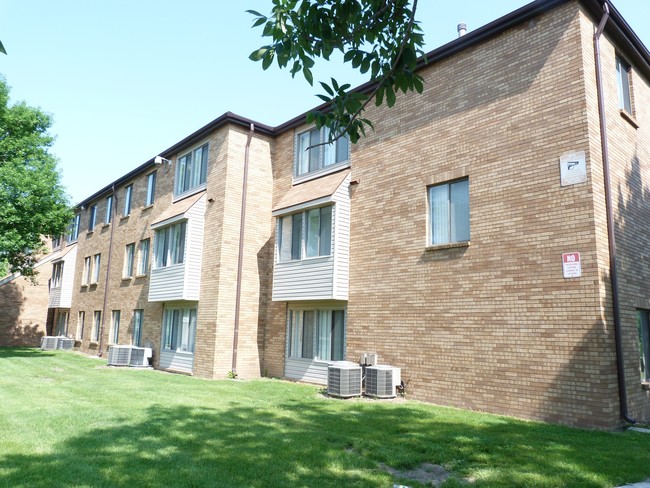 Primary Photo - Castlewood Apartments