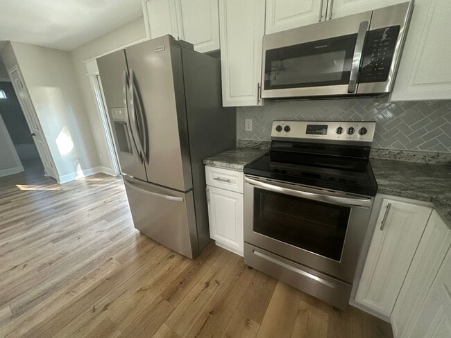 Building Photo - 3 Bedroom with extra Office Space AVAILABLE NOW!