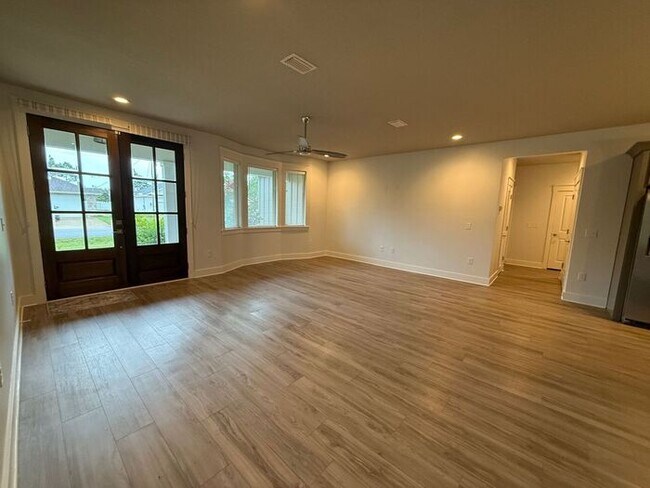 Building Photo - Gulf Breeze - 4 bedroom, 2.5 bathroom - lawn care included