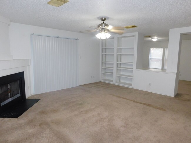 Building Photo - Beautifully maintained 3-bedroom, 2-bath home