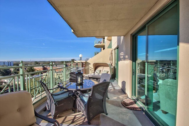 Building Photo - 300 S Duval St