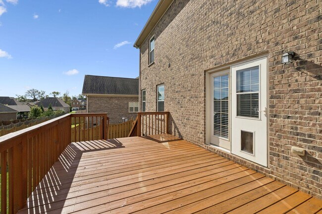 Building Photo - Welcome home to this beautifully maintaine...