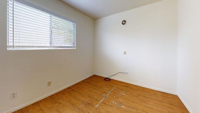 Building Photo - 684 Dias Ave