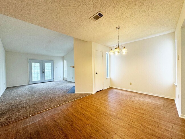 Building Photo - 4321 Lakeshore Villa Dr