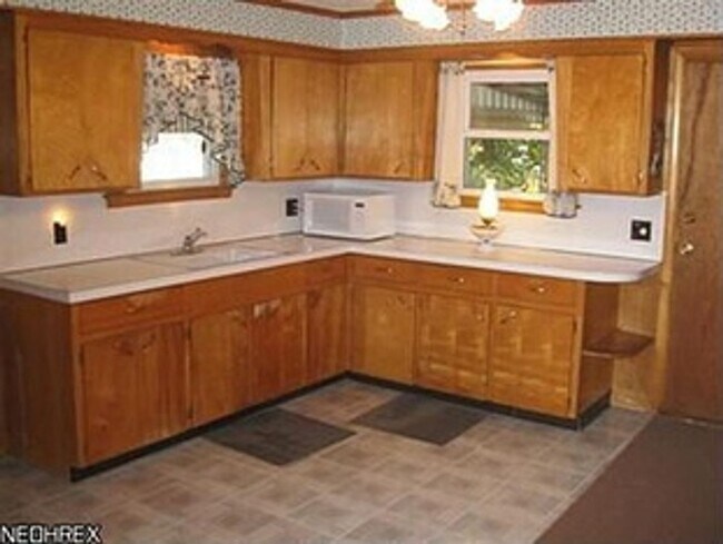 Building Photo - 2 Bedroom NE Canton House for Rent with Large Basement