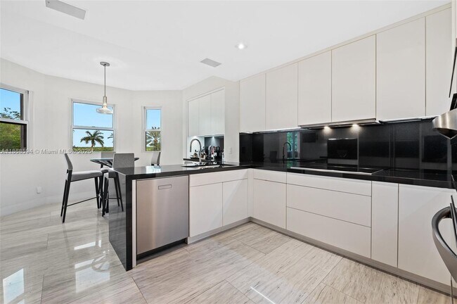 Building Photo - 13633 Deering Bay Dr