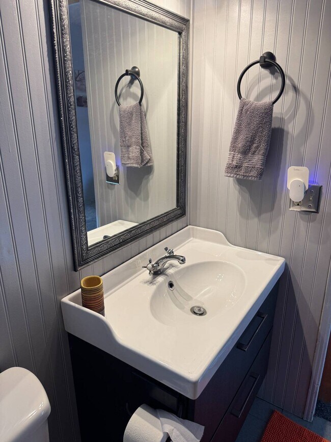 Building Photo - 638 N Edgewater Dr