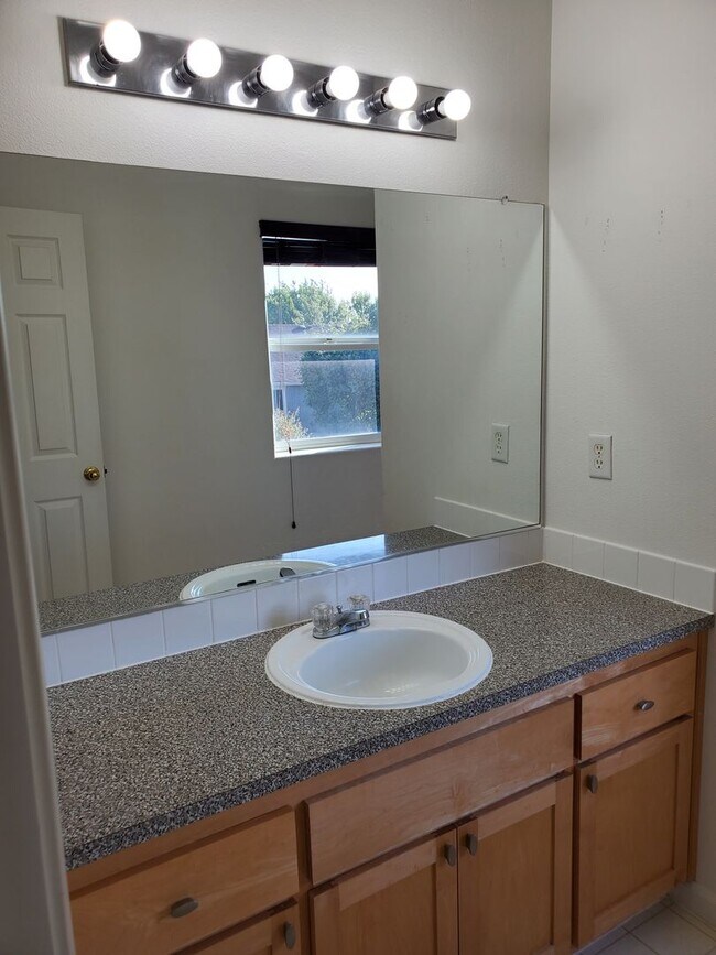 Building Photo - West Eugene 4 Bedroom Treasure