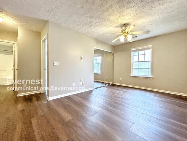 Building Photo - 520 Kensigton Park Dr