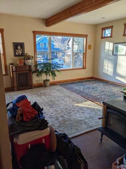 living room - 819 Donovan Ave