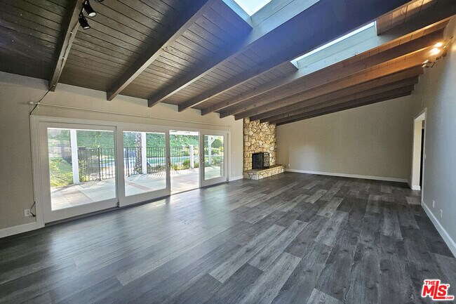 Building Photo - 23526 Dolorosa St