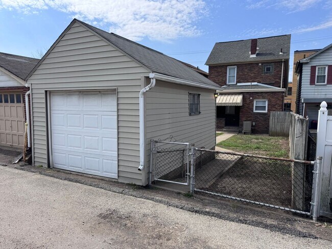 Building Photo - Gorgeous Fully Renovated 4-Bed 1-Bath House In Christy Park!!!