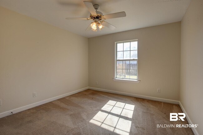 Building Photo - 200 Hawthorne Cir