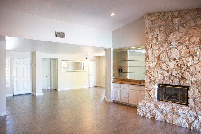 Building Photo - 40588 Clover Ln