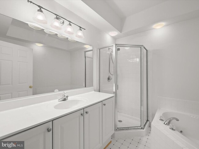 Building Photo - 10713 Symphony Way
