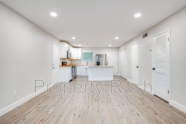 Building Photo - 2323 Green Forest Dr