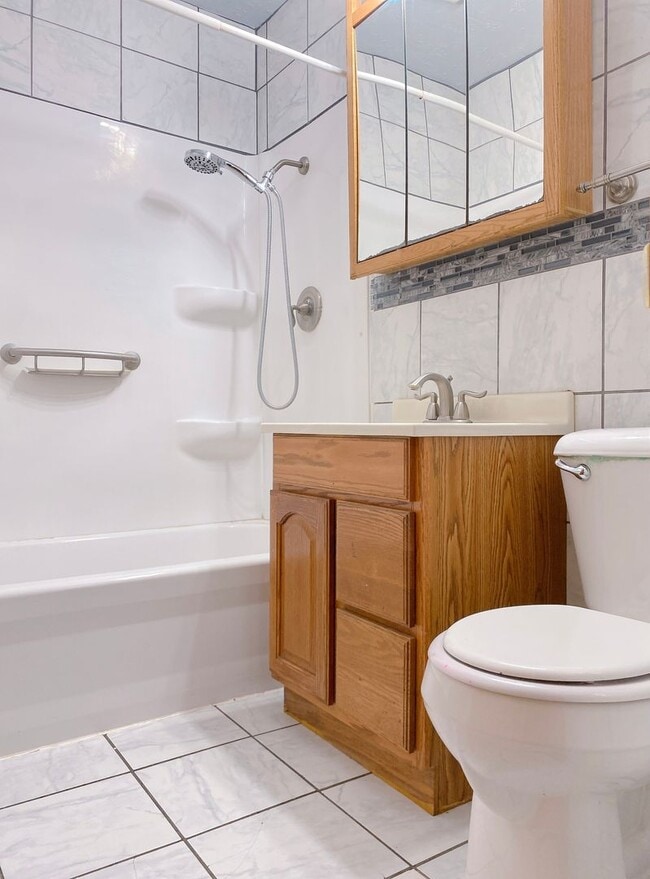 Building Photo - Beautiful 3 bed South Omaha/Hanscom Park Home with Attaced 1 car garage! $1,425!