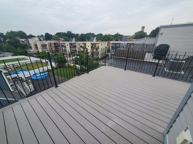 Building Photo - 47 Coffey St