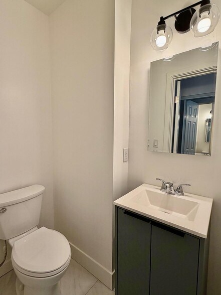Building Photo - 2027 W 157th St