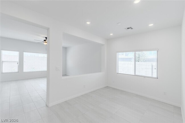 Building Photo - 5733 S Tioga Way