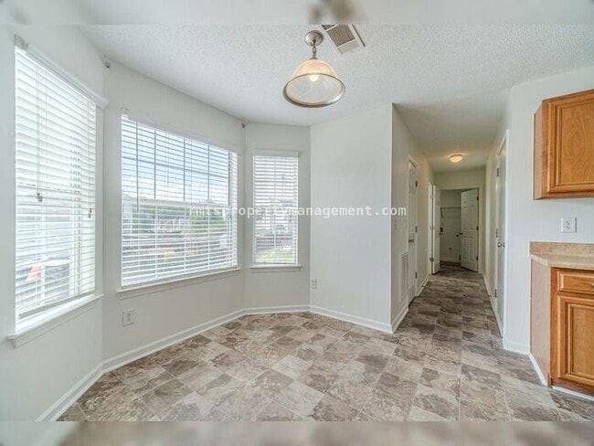 Building Photo - Spacious 4 bedroom 2.5 bath