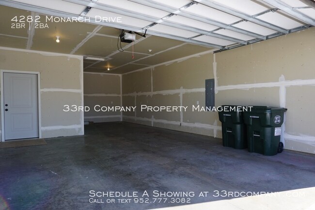 Building Photo - Easy Living, One-Level Woodbury Villa!