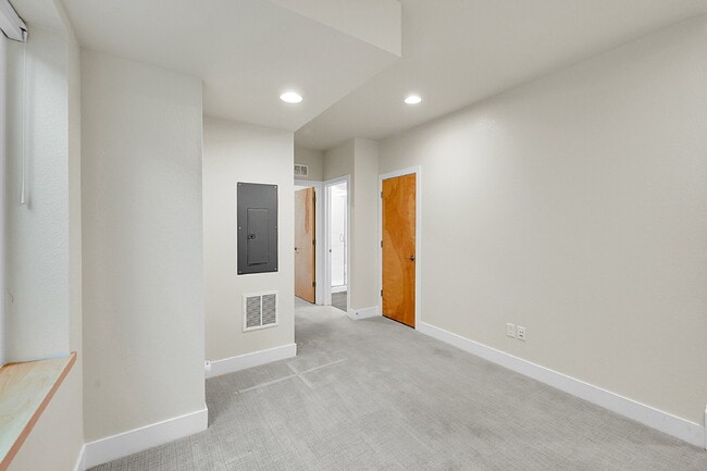Building Photo - $2,895.00, 3 bedrooms, 3.5 baths, located ...