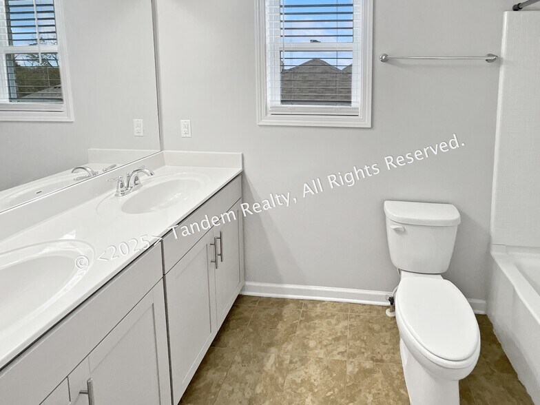 Building Photo - 8020 Forest Hills Dr