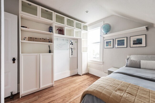 Building Photo - Elegant, Light-Filled Furnished Alameda Home with Indoor-Outdoor Living