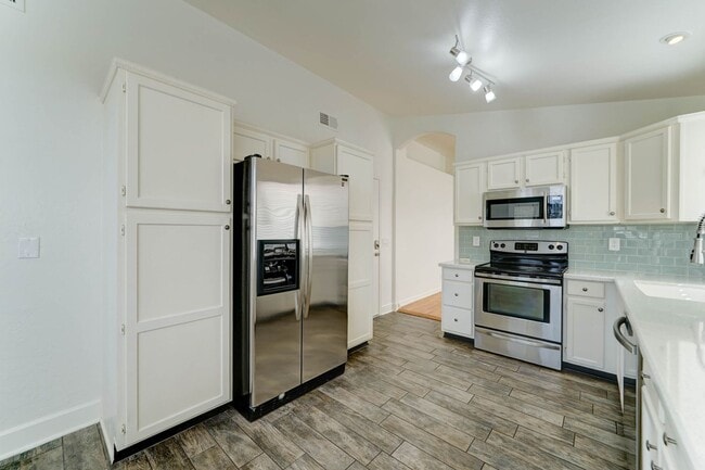 Building Photo - 2014 E Glenhaven Dr