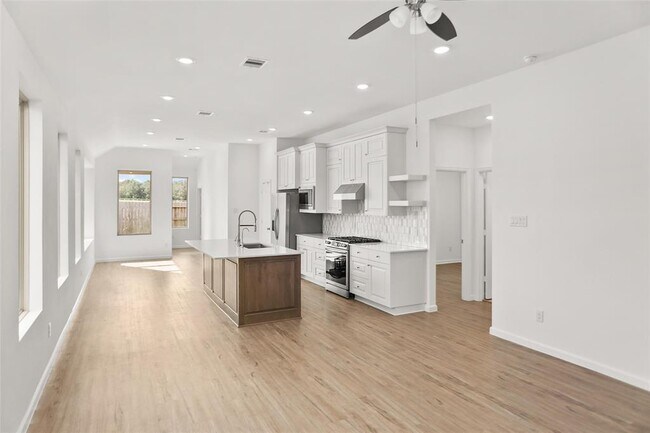 Building Photo - 28806 Bobcat Run Dr