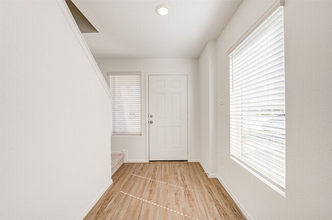 Building Photo - 17827 Pemswood Dr