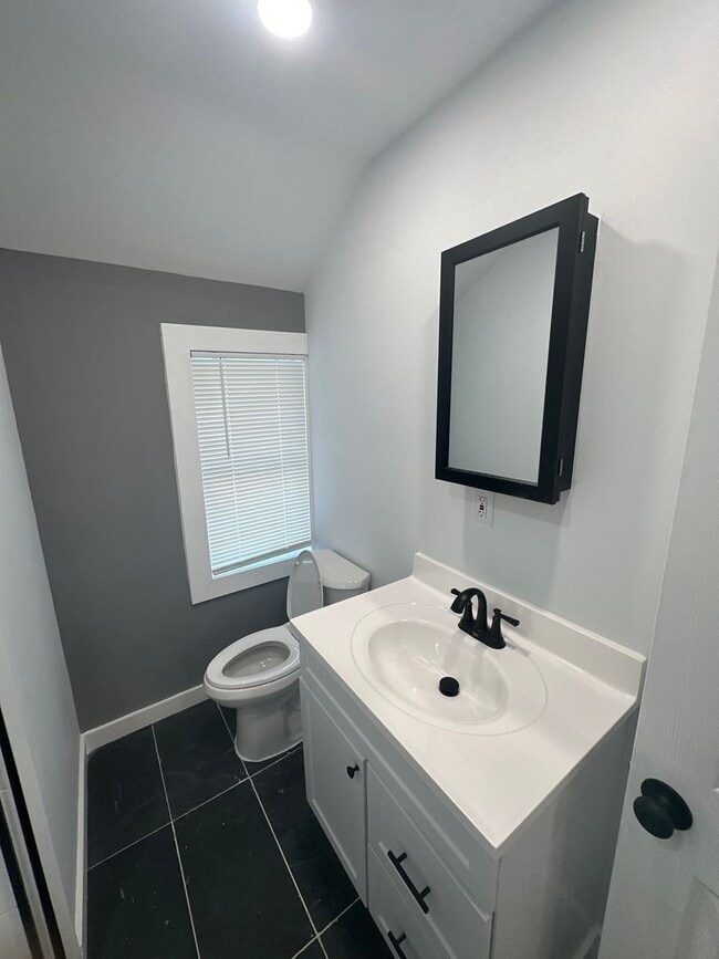 Building Photo - Beautiful renovated 3 bedroom townhome