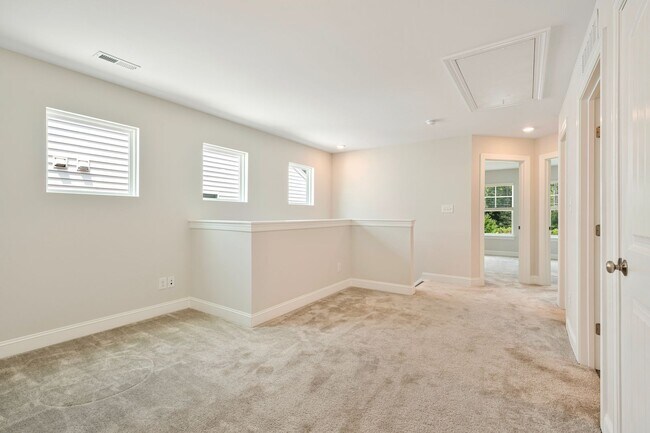 Building Photo - Available now! Spacious & beautiful 3 bedroom townhome!