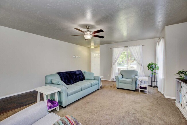 Building Photo - Beautiful 6 bed 2.5 bath home located in t...