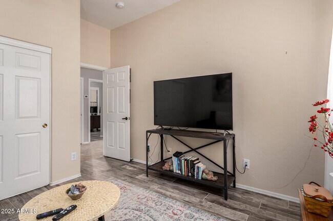 Building Photo - 2735 W Plum Hollow Dr