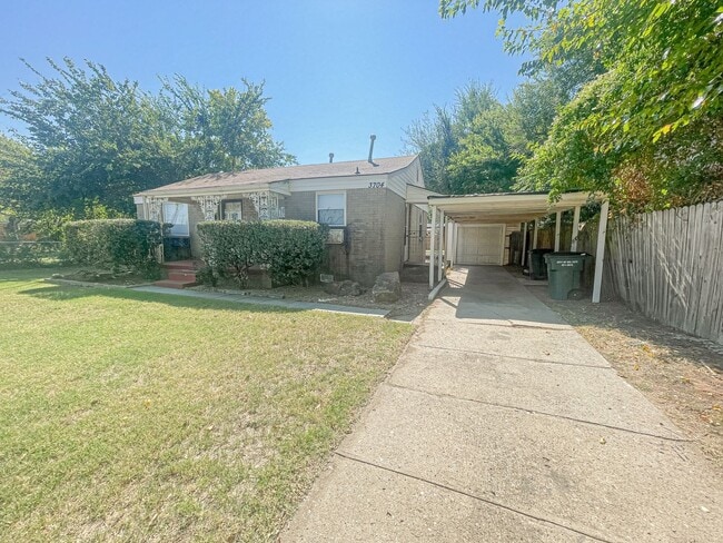 Building Photo - Updated 2 Bed Home with Garage, Huge Yard & Storage in Del City