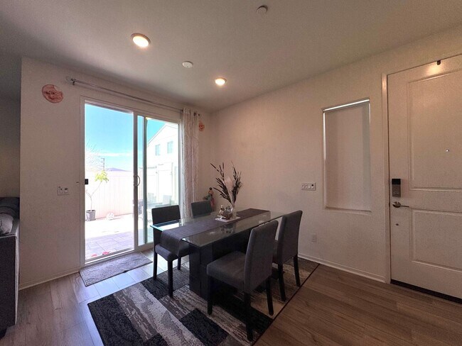 Building Photo - Gorgeous Citro Townhome for Rent
