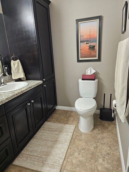 Master bathroom - 3750 Santa Rosalia Dr