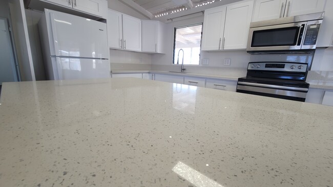 Quartz countertops! - 2342 Ahakuka Pl