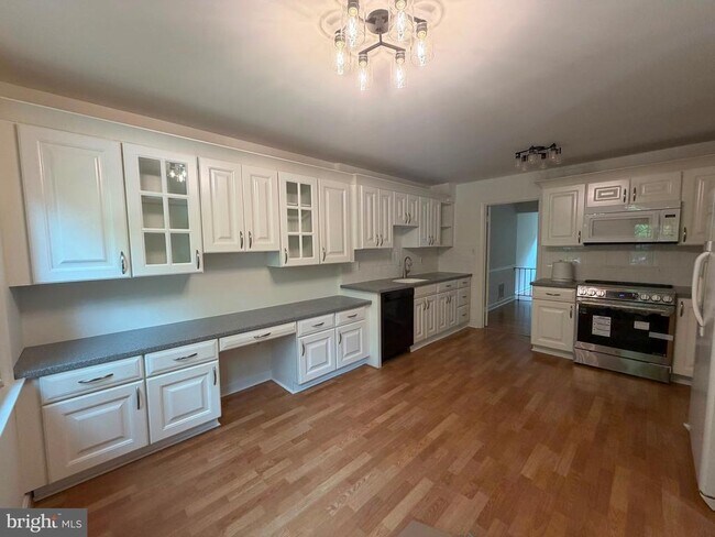 Building Photo - 5814 Tudor Ln
